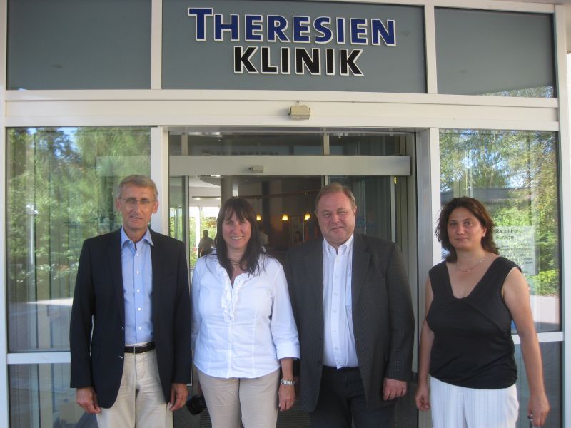 Armin Schuster MdB, Susanne Hierholzer, kaufmännische Direktorin der Theresienklinik, Wolfgang Mudrack und Dr. Gabriela Moser, CDU Bad Krozingen (v.l.n.r.) 